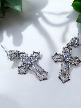BLACKPINK JENNY'S SILVER CROSS EARRING